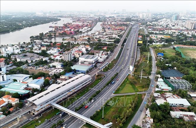 Tuyến Metro số 1 chạy song song với trục Xa lộ Hà Nội - Võ Nguyên Giáp. Ảnh: Hồng Đạt - TTXVN