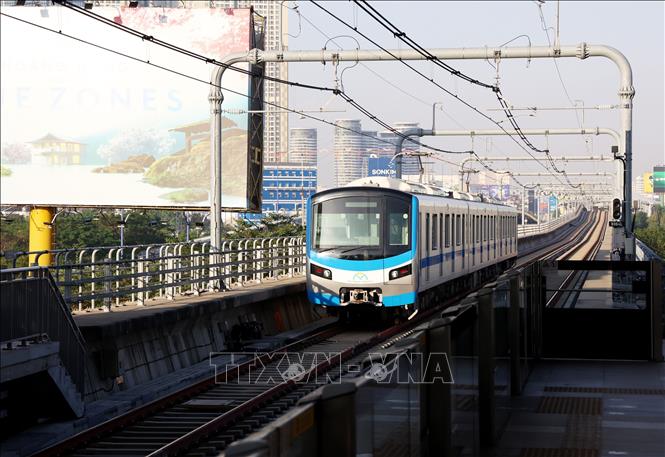 Tuyến Metro số 1 giúp tỷ lệ ùn tắc giao thông trên trục Xa lộ Hà Nội vào trung tâm Thành phố Hồ Chí Minh. Ảnh: Hồng Đạt - TTXVN 
