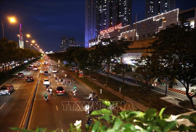 Các phương tiện lưu thông trên trục Xa lộ Hà Nội - Võ Nguyên Giáp hướng vào trung tâm Thành phố Hồ Chí Minh. Ảnh: Hồng Đạt - TTXVN 
