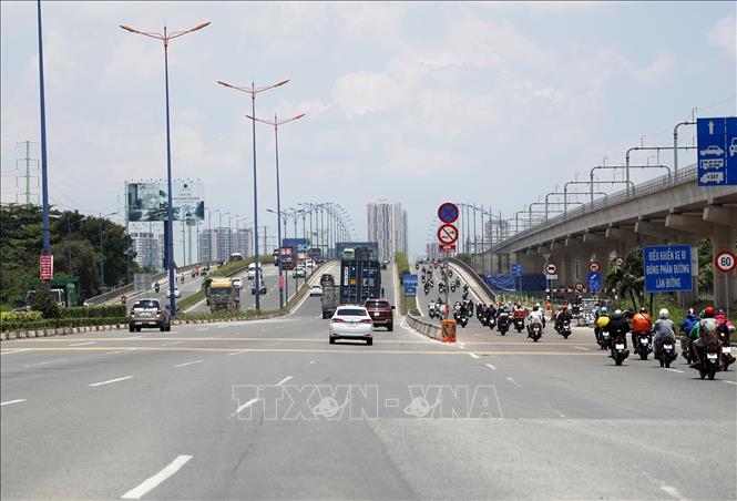 Nhờ tuyến Metro số 1 giúp tỷ lệ ùn tắc giao thông trên trục Xa lộ Hà Nội vào trung tâm thành phố giảm 80%, lượng quan trắc khí thải giảm 40%. Ảnh: Hồng Đạt - TTXVN 