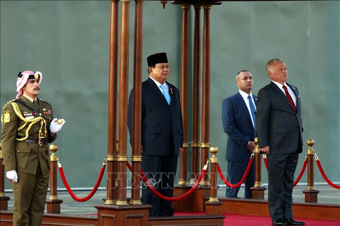 Quốc vương Jordan Abdullah II (phải) và Tổng thống Indonesia Prabowo Subianto (thứ 2, trái) tại lễ đón ở Amman, Jordan, ngày 13/4/2025. Ảnh: THX/TTXVN
