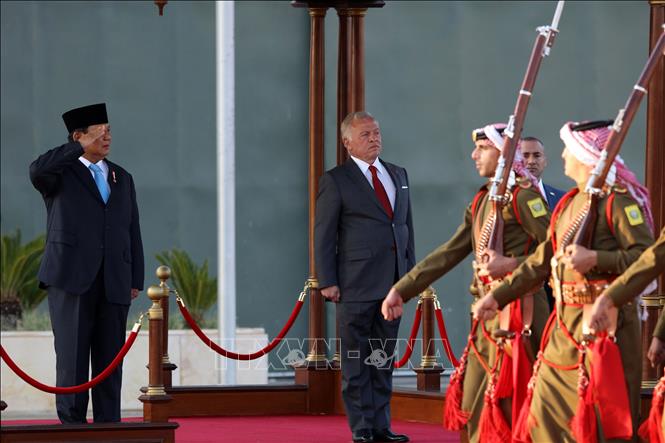 Quốc vương Jordan Abdullah II (thứ 2, trái) và Tổng thống Indonesia Prabowo Subianto (trái) tại lễ đón ở Amman, Jordan, ngày 13/4/2025. Ảnh: THX/TTXVN