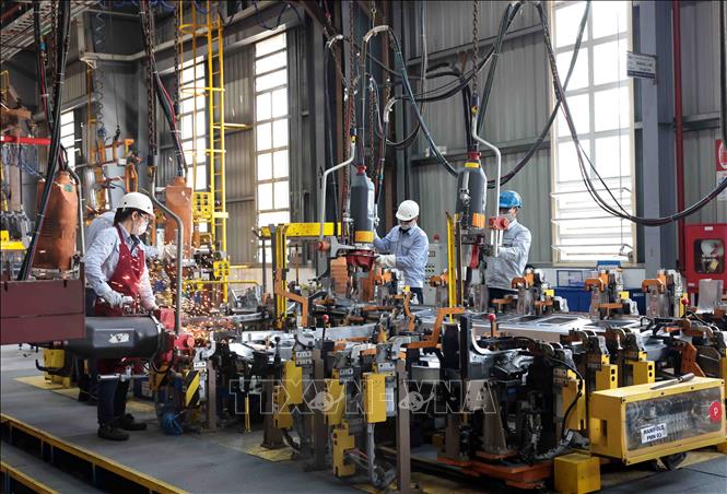 Dây chuyền hàn khung xe du lịch tại nhà máy Ford Hải Dương. Ảnh: Trần Việt - TTXVN