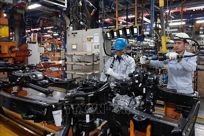 Lắp ráp xe bán tải tại nhà máy Ford Hải Dương. Ảnh: Trần Việt - TTXVN