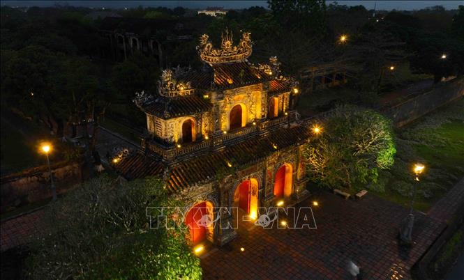 Cửa Hiển Nhơn (Hiển Nhân) nằm ở phía Đông của Hoàng thành Huế, trên đường Đoàn Thị Điểm, thuộc phường Thuận Thành, thành phố Huế. Cửa Hiển Nhơn trước đây chỉ dùng cho quan lại và nam giới ra vào, và được đánh giá là cửa đẹp nhất trong số 13 cửa - bởi có nhiều hoa văn, họa tiết được chạm trổ tinh xảo. Ảnh: Vũ Sinh - TTXVN