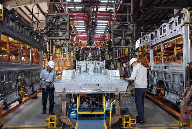 Lắp ráp khung xe du lịch tại nhà máy Ford Hải Dương. Ảnh: Trần Việt - TTXVN