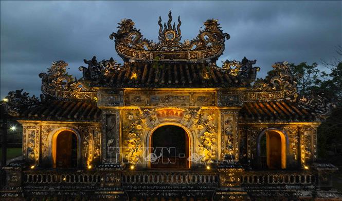 Cửa Hiển Nhơn (Hiển Nhân) nằm ở phía Đông của Hoàng thành Huế, trên đường Đoàn Thị Điểm, thuộc phường Thuận Thành, thành phố Huế. Cửa Hiển Nhơn trước đây chỉ dùng cho quan lại và nam giới ra vào, và được đánh giá là cửa đẹp nhất trong số 13 cửa - bởi có nhiều hoa văn, họa tiết được chạm trổ tinh xảo. Ảnh: Vũ Sinh - TTXVN