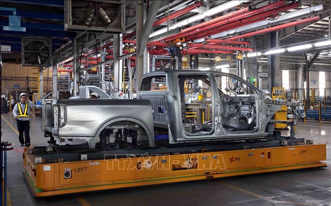 Dây chuyền lắp ráp xe bán tải tại nhà máy Ford Hải Dương. Ảnh: Trần Việt - TTXVN