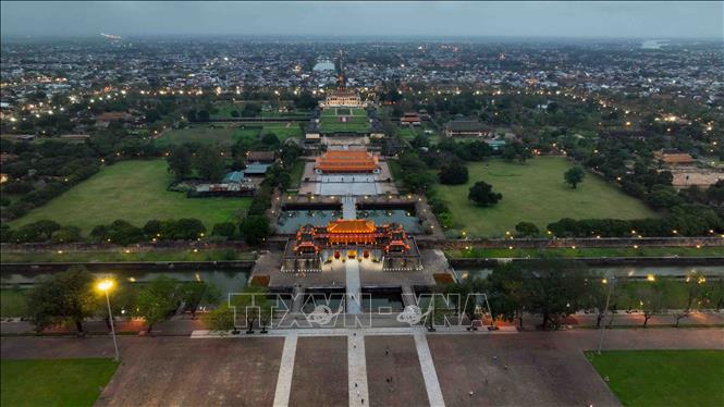 Đại Nội Huế có hai khu vực chính là Hoàng thành và Tử Cấm thành, mỗi khu vực lại bao gồm nhiều công trình khác nhau. Khu Hoàng thành gồm có cổng Ngọ Môn, Điện Thái Hòa; Tử Cấm thành là khu vực dành riêng cho vua và hoàng tộc, gồm Đại Cung Môn, Tả Vu và Hữu Vu, Điện Cần Chánh, Thái Bình Lâu, Cung Diên Thọ... Ảnh: Vũ Sinh - TTXVN