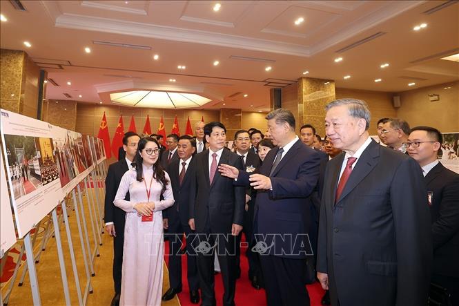 Tổng Bí thư Tô Lâm, Chủ tịch nước Lương Cường cùng Tổng Bí thư, Chủ tịch nước Tập Cận Bình và đại biểu tham quan Trưng bày ảnh “75 năm thiết lập quan hệ ngoại giao Việt Nam – Trung Quốc”. Ảnh: Thống Nhất - TTXVN