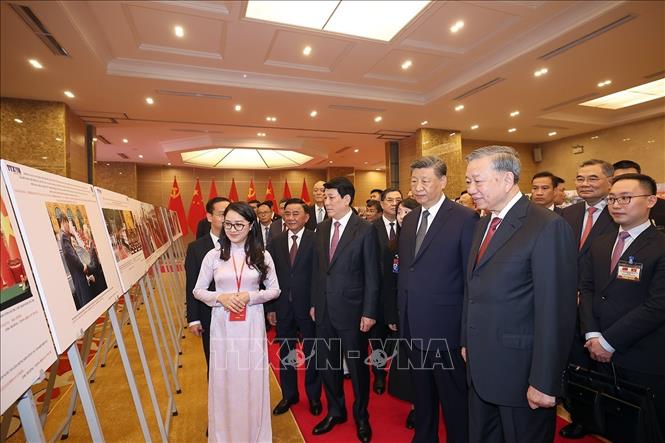 Tổng Bí thư Tô Lâm, Chủ tịch nước Lương Cường cùng Tổng Bí thư, Chủ tịch nước Tập Cận Bình và đại biểu tham quan Trưng bày ảnh “75 năm thiết lập quan hệ ngoại giao Việt Nam – Trung Quốc”. Ảnh: Thống Nhất - TTXVN