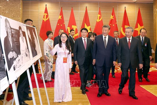 Tổng Bí thư Tô Lâm, Chủ tịch nước Lương Cường cùng Tổng Bí thư, Chủ tịch nước Trung Quốc Tập Cận Bình tham quan Trưng bày ảnh. Ảnh: Thống Nhất – TTXVN