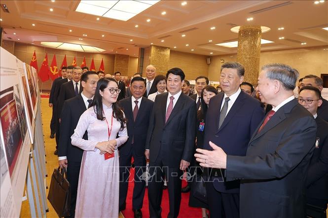 Tổng Bí thư Tô Lâm, Chủ tịch nước Lương Cường cùng Tổng Bí thư, Chủ tịch nước Tập Cận Bình và đại biểu tham quan Trưng bày ảnh “75 năm thiết lập quan hệ ngoại giao Việt Nam – Trung Quốc”. Ảnh: Thống Nhất - TTXVN