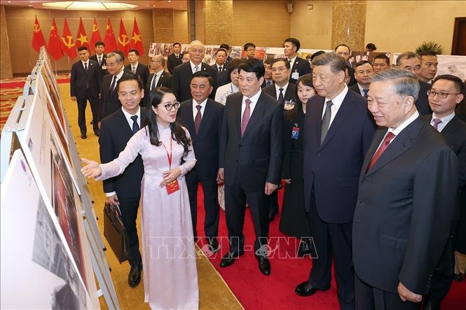 Tổng Bí thư Tô Lâm, Chủ tịch nước Lương Cường cùng Tổng Bí thư, Chủ tịch nước Tập Cận Bình và đại biểu tham quan Trưng bày ảnh “75 năm thiết lập quan hệ ngoại giao Việt Nam – Trung Quốc”. Ảnh: Thống Nhất - TTXVN