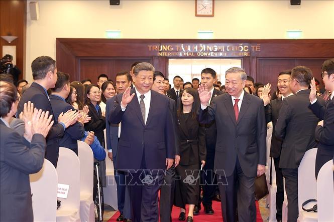 Tổng Bí thư Tô Lâm, Chủ tịch nước Lương Cường cùng Tổng Bí thư, Chủ tịch nước Tập Cận Bình đến dự Liên hoan giao lưu hữu nghị nhân dân Việt Nam – Trung Quốc. Ảnh: Thống Nhất – TTXVN

