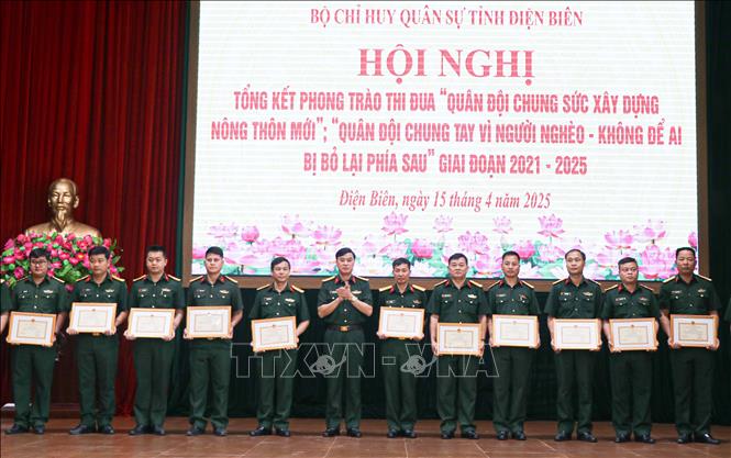 Đại tá Nguyễn Trung Đắc, Chính ủy Bộ Chỉ huy Quân sự tỉnh Điện Biên tặng Giấy khen cho các tập thể và cá nhân có thành tích xuất sắc. Ảnh: Phan Quân - TTXVN
