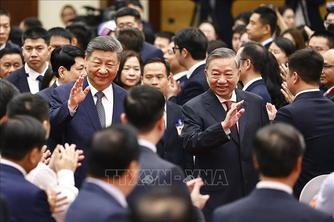 Tổng Bí thư Tô Lâm, Chủ tịch nước Lương Cường và Tổng Bí thư, Chủ tịch nước Tập Cận Bình dự Liên hoan giao lưu hữu nghị nhân dân Việt Nam – Trung Quốc. Ảnh: Doãn Tấn – TTXVN

