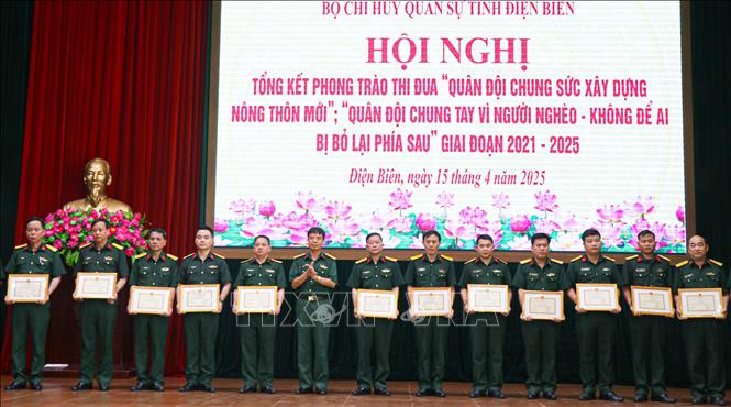 Đại tá Lại Mạnh Hùng, Phó Chỉ huy trưởng, Bộ Chỉ huy Quân sự tỉnh Điện Biên tặng Giấy khen cho các tập thể và cá nhân có thành tích xuất sắc. Ảnh: Phan Quân - TTXVN