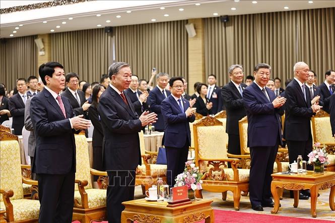 Tổng Bí thư Tô Lâm, Chủ tịch nước Lương Cường và Tổng Bí thư, Chủ tịch nước Tập Cận Bình cùng các đại biểu dự Liên hoan giao lưu hữu nghị nhân dân Việt Nam – Trung Quốc. Ảnh: Thống Nhất – TTXVN