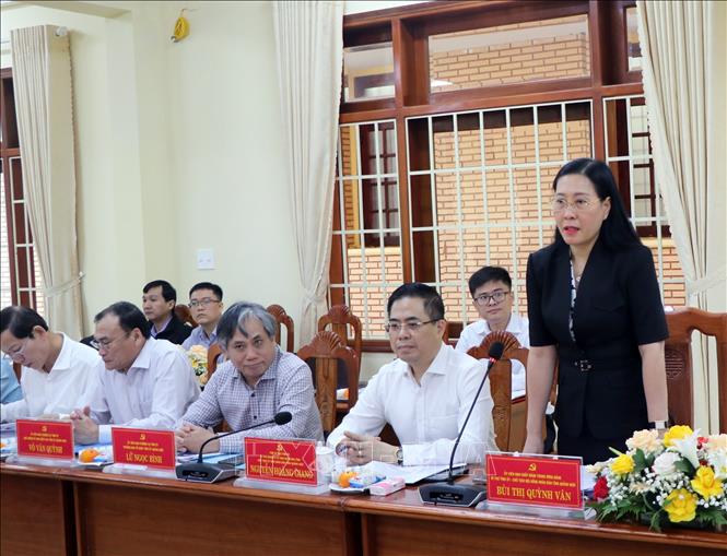 Bà Bùi Thị Quỳnh Vân, Ủy viên Ban chấp hành Trung ương Đảng, Bí thư Tỉnh ủy, Chủ tịch HĐND tỉnh Quảng Ngãi, phát biểu tại buổi làm việc. Ảnh: Cao Nguyên-TTXVN 