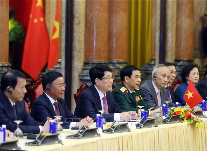 Chủ tịch nước Lương Cường cùng các thành viên đoàn Việt Nam tại cuộc hội đàm với Tổng Bí thư, Chủ tịch nước Trung Quốc Tập Cận Bình. Ảnh: Phạm Kiên - TTXVN