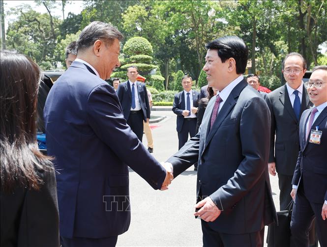 Chủ tịch nước Lương Cường đón Tổng Bí thư, Chủ tịch nước Trung Quốc Tập Cận Bình. Ảnh: Lâm Khánh – TTXVN
