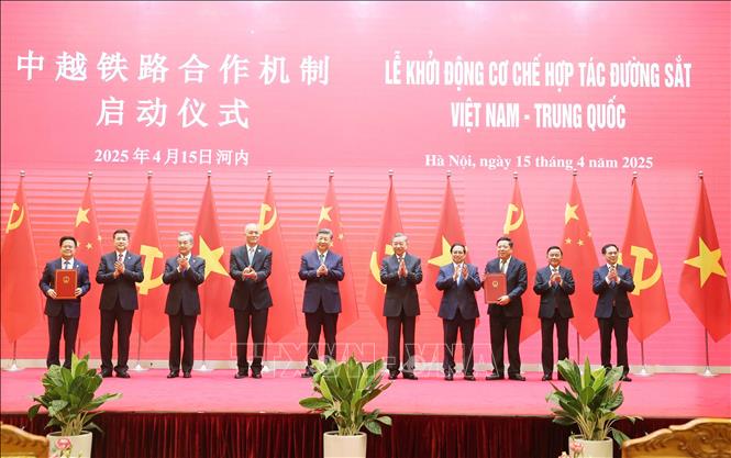 Tổng Bí thư Tô Lâm và Tổng Bí thư, Chủ tịch nước Trung Quốc Tập Cận Bình cùng các đại biểu chứng kiến Lễ khởi động Cơ chế hợp tác đường sắt Việt Nam – Trung Quốc. Ảnh: Thống Nhất - TTXVN