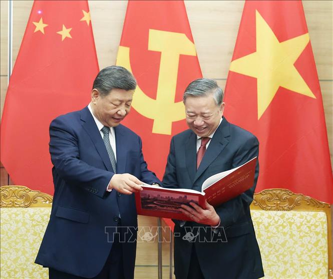 Tổng Bí thư Tô Lâm trân trọng tặng Tổng Bí thư, Chủ tịch nước Trung Quốc Tập Cận Bình cuốn sách ảnh của Thông tấn xã Việt Nam gồm những bức ảnh tiêu biểu, ấn tượng về 5 chuyến thăm Việt Nam của đồng chí Tập Cận Bình từ năm 2011 đến chuyến thăm lần này. Ảnh: Thống Nhất – TTXVN