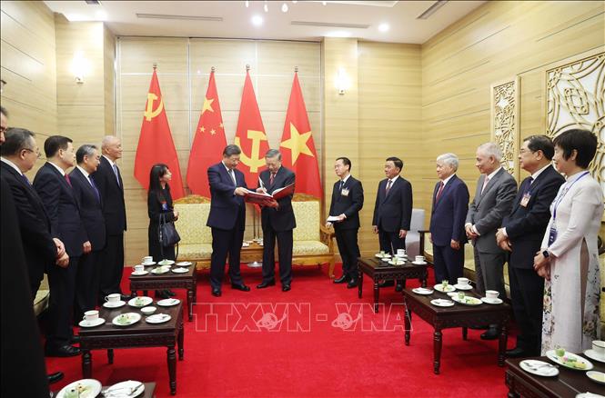 Tổng Bí thư Tô Lâm trân trọng tặng Tổng Bí thư, Chủ tịch nước Trung Quốc Tập Cận Bình cuốn sách ảnh của Thông tấn xã Việt Nam gồm những bức ảnh tiêu biểu, ấn tượng về 5 chuyến thăm Việt Nam của đồng chí Tập Cận Bình từ năm 2011 đến chuyến thăm lần này. Ảnh: Thống Nhất – TTXVN