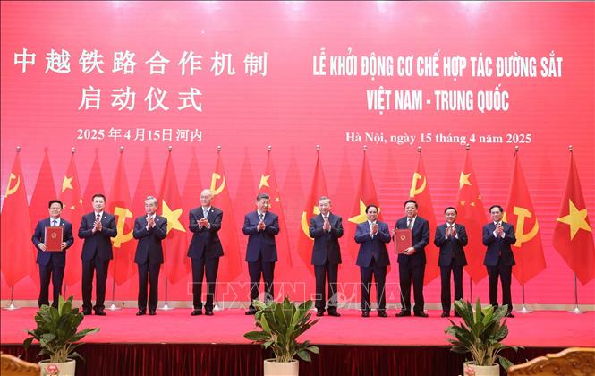 Tổng Bí thư Tô Lâm và Tổng Bí thư, Chủ tịch nước Trung Quốc Tập Cận Bình cùng các đại biểu chứng kiến Lễ khởi động Cơ chế hợp tác đường sắt Việt Nam – Trung Quốc. Ảnh: Thống Nhất - TTXVN