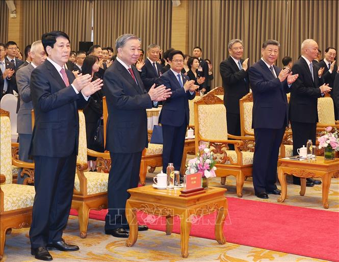 Tổng Bí thư Tô Lâm, Chủ tịch nước Lương Cường và Tổng Bí thư, Chủ tịch nước Tập Cận Bình cùng các đại biểu dự Liên hoan giao lưu hữu nghị nhân dân Việt Nam – Trung Quốc. Ảnh: Thống Nhất – TTXVN