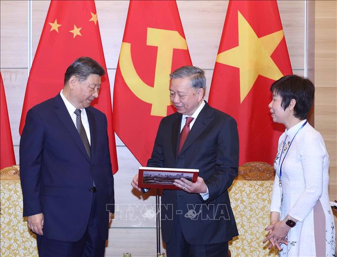 Tổng Bí thư Tô Lâm trân trọng tặng Tổng Bí thư, Chủ tịch nước Trung Quốc Tập Cận Bình cuốn sách ảnh của Thông tấn xã Việt Nam gồm  những bức ảnh tiêu biểu, ấn tượng về 5 chuyến thăm Việt Nam của đồng chí Tập Cận Bình từ năm 2011 đến chuyến thăm lần này. Ảnh: Thống Nhất – TTXVN