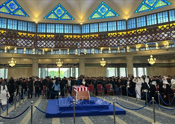 Thi hài của cố Thủ tướng Abdullah bin Ahmad Badawiông được đặt tại sảnh cầu nguyện chính của Nhà thờ Hồi giáo quốc gia. Ảnh: Hằng Linh-PV TTXVN tại Kuala Lumpur.