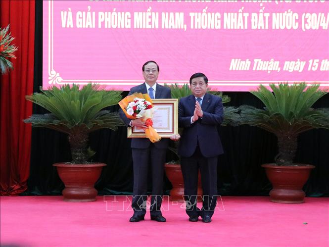 Phó Thủ tướng Nguyễn Chí Dũng trao tặng Huân chương Lao động hạng Nhất của Chủ tịch nước cho ông Nguyễn Đức Thanh, Bí thư Tỉnh ủy Ninh Thuận. Ảnh: Công Thử - TTXVN