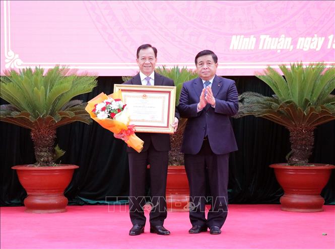 Phó Thủ tướng Nguyễn Chí Dũng trao tặng Huân chương Lao động hạng Nhì của Chủ tịch nước cho ông Trần Minh Lực, Phó Chủ tịch HĐND tỉnh Ninh Thuận. Ảnh: Công Thử - TTXVN