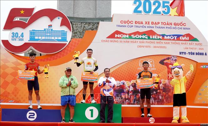 Ban tổ chức trao giải Nhất, Nhì, Ba đồng đội cho các đội đua. Ảnh: Lê Phước Ngọc - TTXVN
