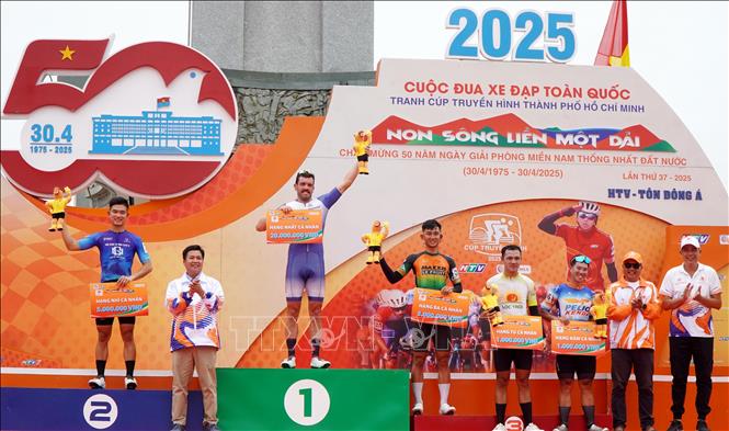 Ban tổ chức trao hạng Nhất, Nhì, Ba cá nhân cho các tay đua. Ảnh: Lê Phước Ngọc - TTXVN
