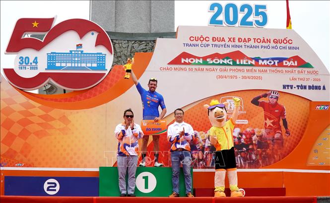 Ban tổ chức trao Áo xanh cho tay đua Nick Kergozou (620 Nông nghiệp Vĩnh Long). Ảnh: Lê Phước Ngọc - TTXVN
