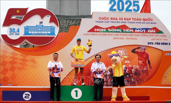 Ban tổ chức trao Áo vàng danh giá cho tay đua Mikhail Fokin (Tập đoàn Lộc trời An Giang). Ảnh: Lê Phước Ngọc - TTXVN
