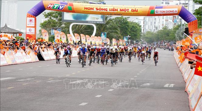 Các vận động viên đua nước rút khi gần về đích. Ảnh: Lê Phước Ngọc - TTXVN
