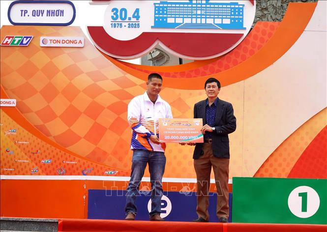 Công ty Trách nhiệm hữu hạn Cơ khí Quy Nhơn - Nhà phân phối của Tôn Đông Á trao tặng các suất học bổng với tổng trị giá 20 triệu đồng cho các em học sinh có hoàn cảnh khó khăn của trường tiểu học xã Canh Hòa, huyện Vân Canh, tỉnh Bình Định. Ảnh: Lê Phước Ngọc - TTXVN
