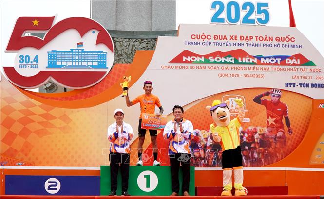 Ban tổ chức đã trao Áo cam cho tay đua Nguyễn Tấn Hoàng (Tập đoàn Lộc trời An Giang) với thành tích tổng sắp tốt nhất chặng. Ảnh: Lê Phước Ngọc - TTXVN
