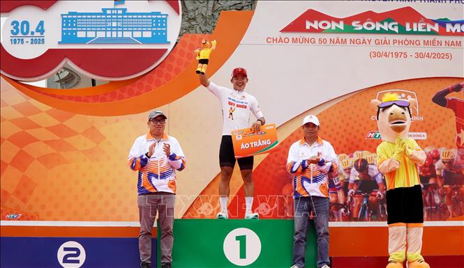 Ban tổ chức trao Áo trắng cho tay đua Phạm Lê Xuân Lộc (Quân khu 7). Ảnh: Lê Phước Ngọc - TTXVN
