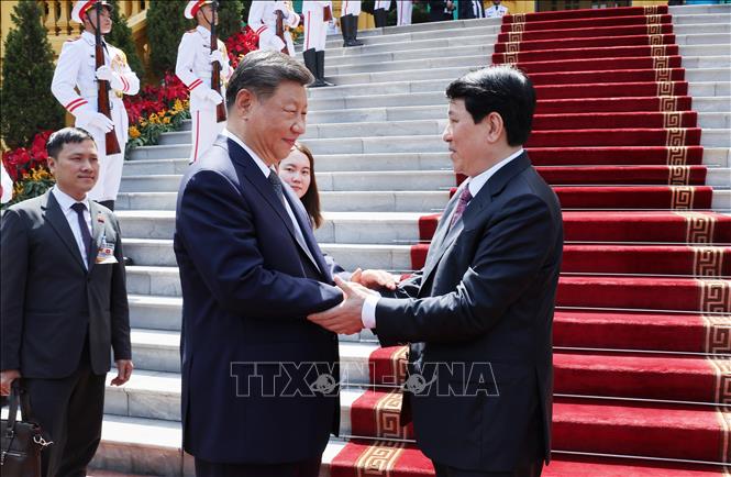 Chủ tịch nước Lương Cường tiễn Tổng Bí thư, Chủ tịch nước Trung Quốc Tập Cận Bình. Ảnh: Lâm Khánh - TTXVN
