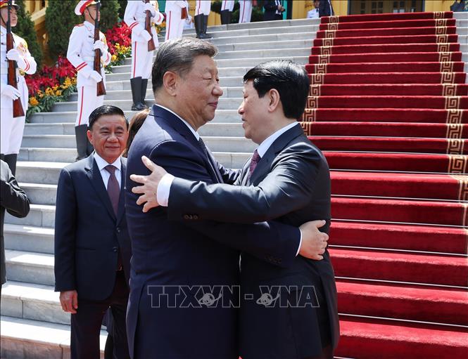 Chủ tịch nước Lương Cường tiễn Tổng Bí thư, Chủ tịch nước Trung Quốc Tập Cận Bình. Ảnh: Lâm Khánh - TTXVN