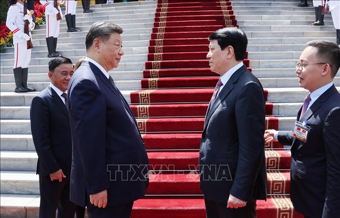 Chủ tịch nước Lương Cường tiễn Tổng Bí thư, Chủ tịch nước Trung Quốc Tập Cận Bình. Ảnh: Lâm Khánh - TTXVN