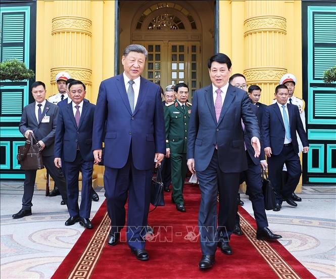 Chủ tịch nước Lương Cường tiễn Tổng Bí thư, Chủ tịch nước Trung Quốc Tập Cận Bình. Ảnh: Lâm Khánh - TTXVN
