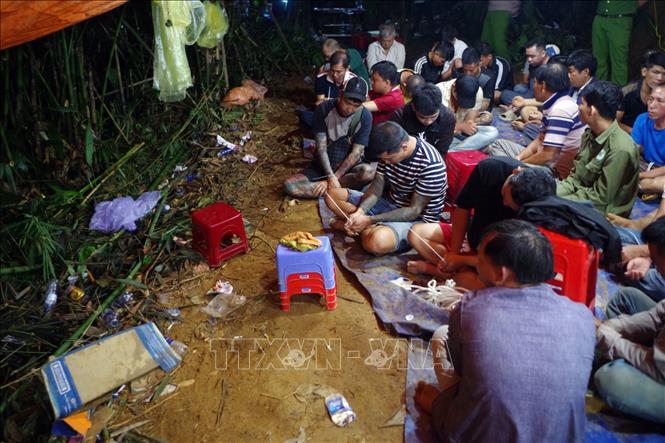 36 đối tượng trong nhóm đánh bạc bị bắt giữa tại Lâm Đồng. Ảnh TTXVN phát