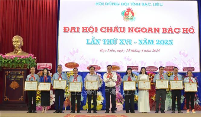 Ông Huỳnh Quốc Việt, Phó Bí thư Thường trực Tỉnh ủy Bạc Liêu trao Bằng khen của Chủ tịch UBND tỉnh Bạc Liêu các tập thể và cá nhân có thành tích xuất sắc. Ảnh: TTXVN phát

