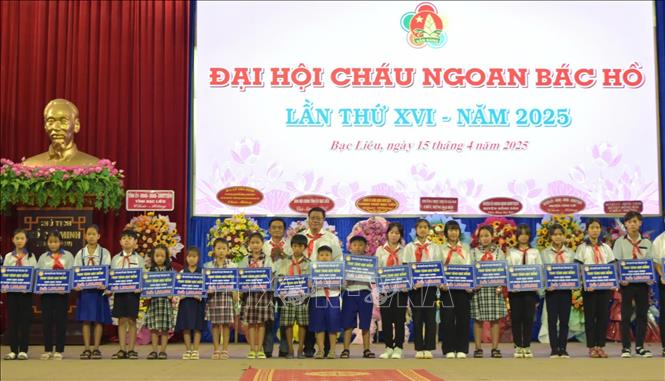 Quỹ học bổng Võ Văn Kiệt trao 50 suất học bổng (mỗi suất 1 triệu đồng) cho học sinh có hoàn cảnh khó khăn, chăm ngoan, học giỏi. Ảnh: TTXVN phát

